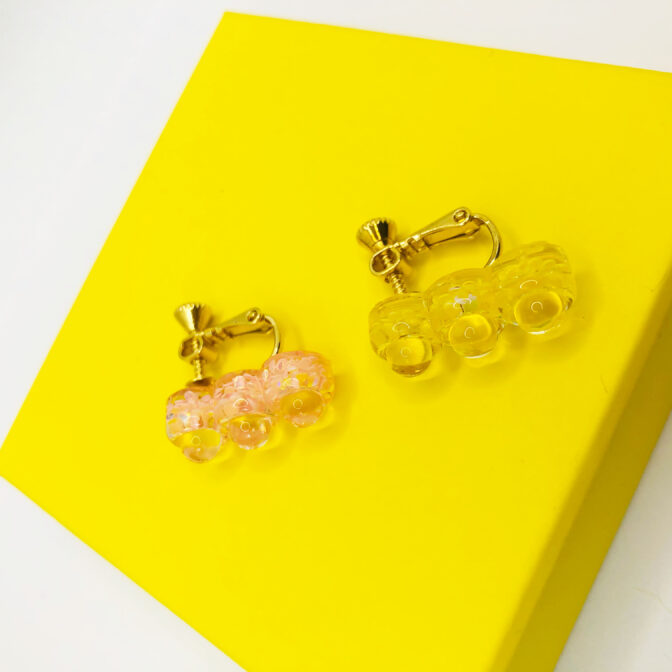 横から見たイヤリング