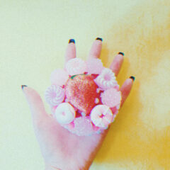 派手なデザインが可愛い大きめサイズのフェイクスイーツ