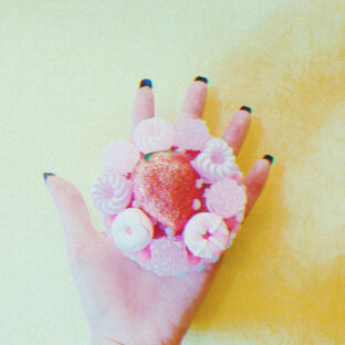 派手なデザインが可愛い大きめサイズのフェイクスイーツ