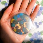 手のひらに乗ったミニミラー