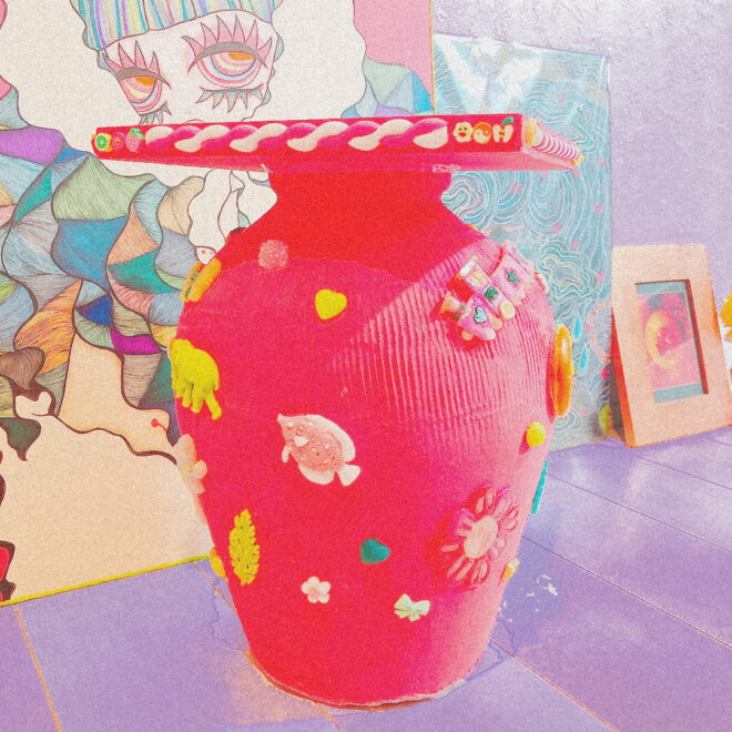 壺を利用したミニテーブルの写真