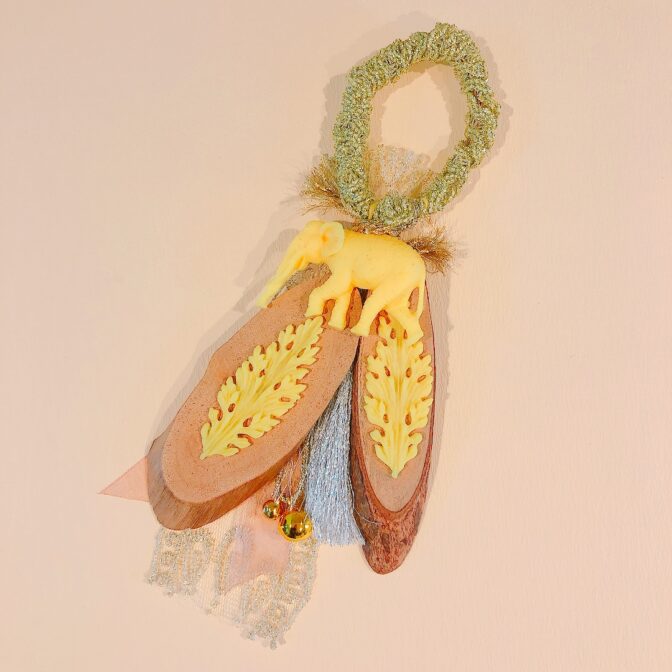 黄色いゾウのオーナメント