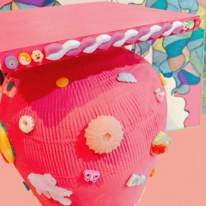 壺を利用したミニテーブルの写真