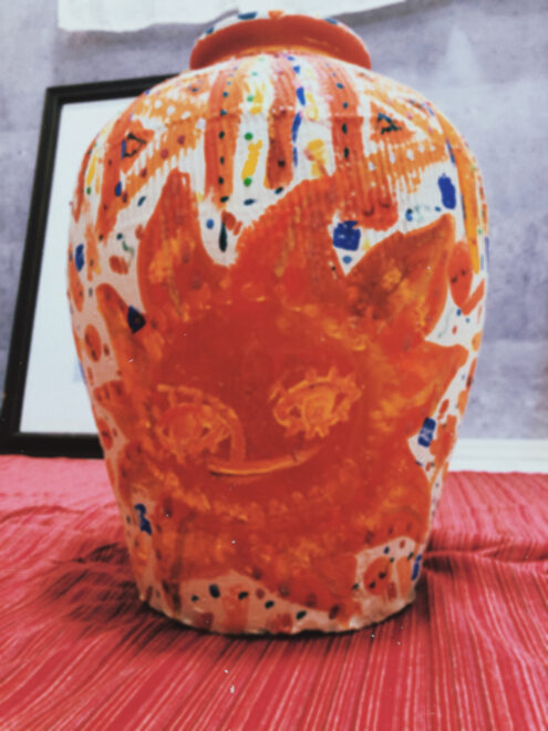 イラストを描いた壺の写真