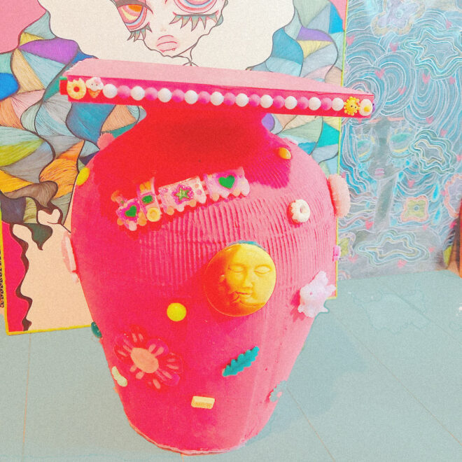 壺を利用したミニテーブルの写真