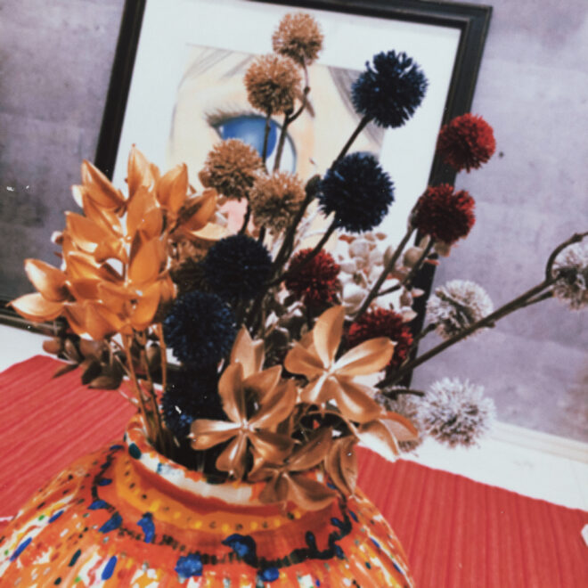 壺とフェイクフラワーの写真