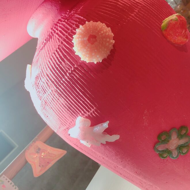 ピンクに塗った壺の写真