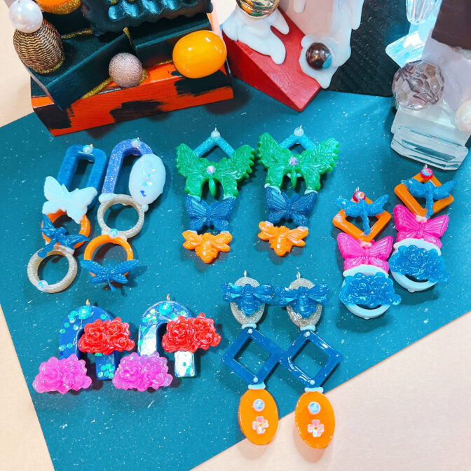 ユニークなデザインのハンドメイドアクセサリー