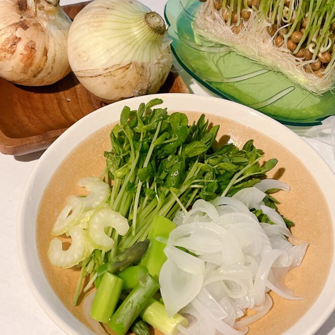 春野菜のサラダの写真