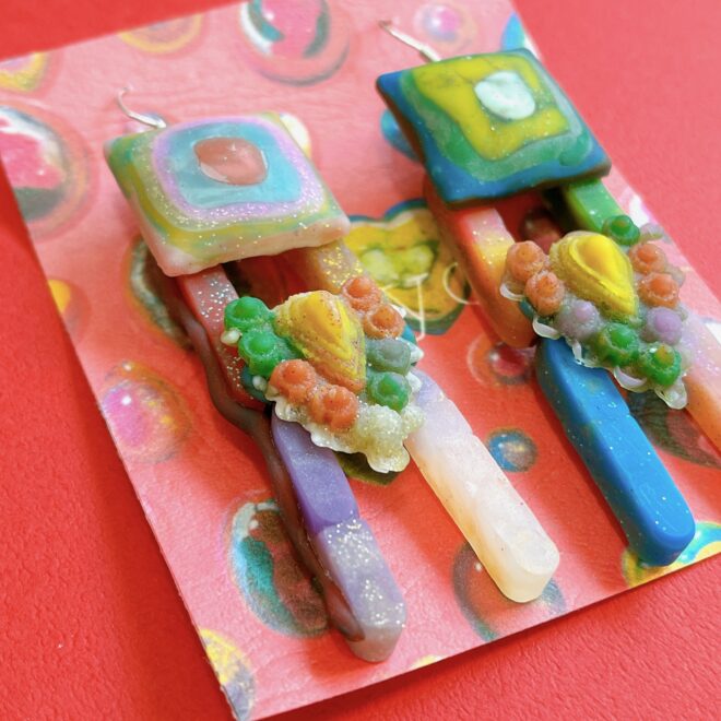 個性派マーブルピアス