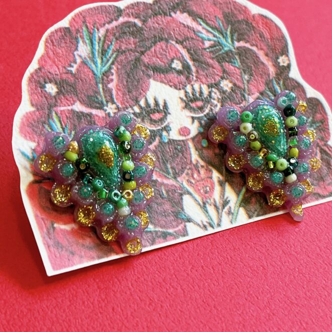 個性派ビーズピアス