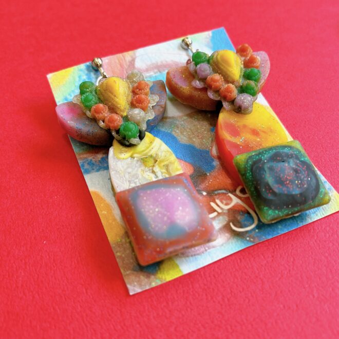 個性派マーブルイヤリング