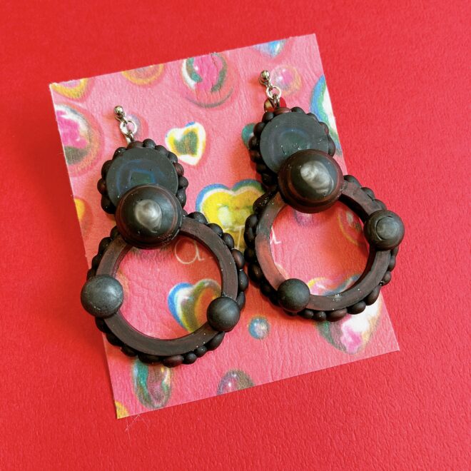 個性派ブラックイヤリング