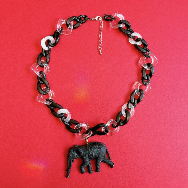 個性派ブラックネックレスゾウ