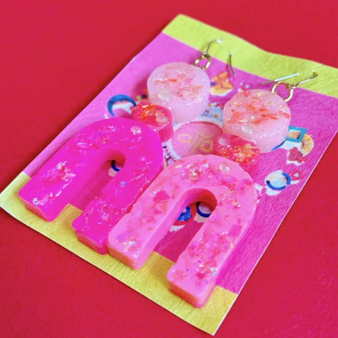 派手ピンクピアス