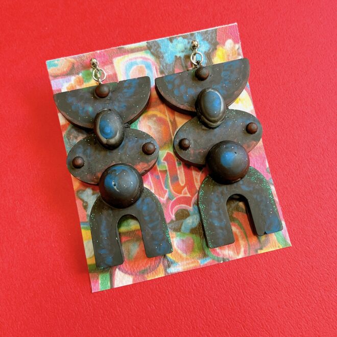 個性派ブラック大ぶりイヤリング