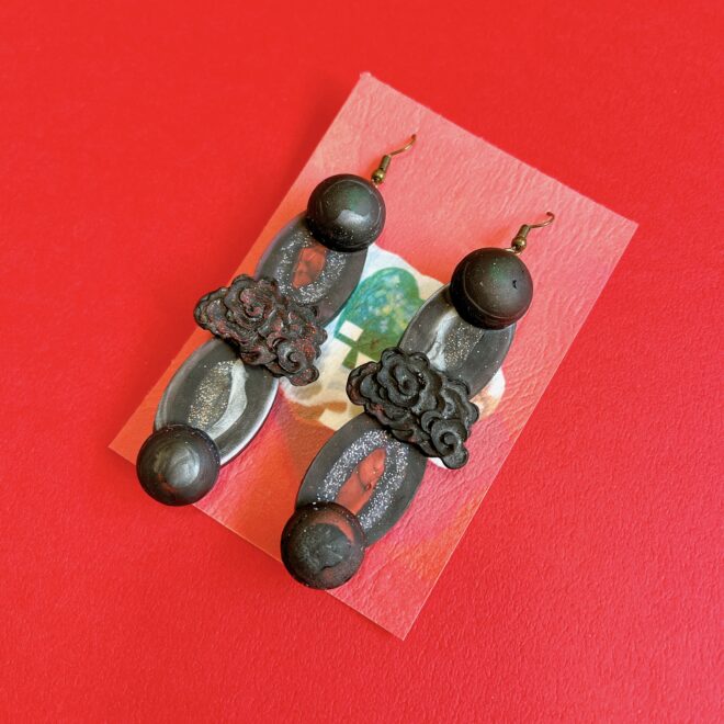 個性派ブラック大ぶりピアス